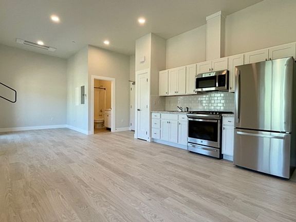 4th image of 3680 Broad St #201