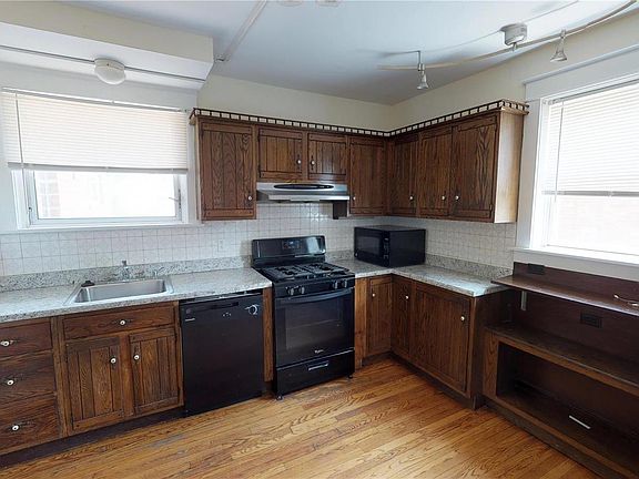 3rd image of 3056 Delavan Dr
