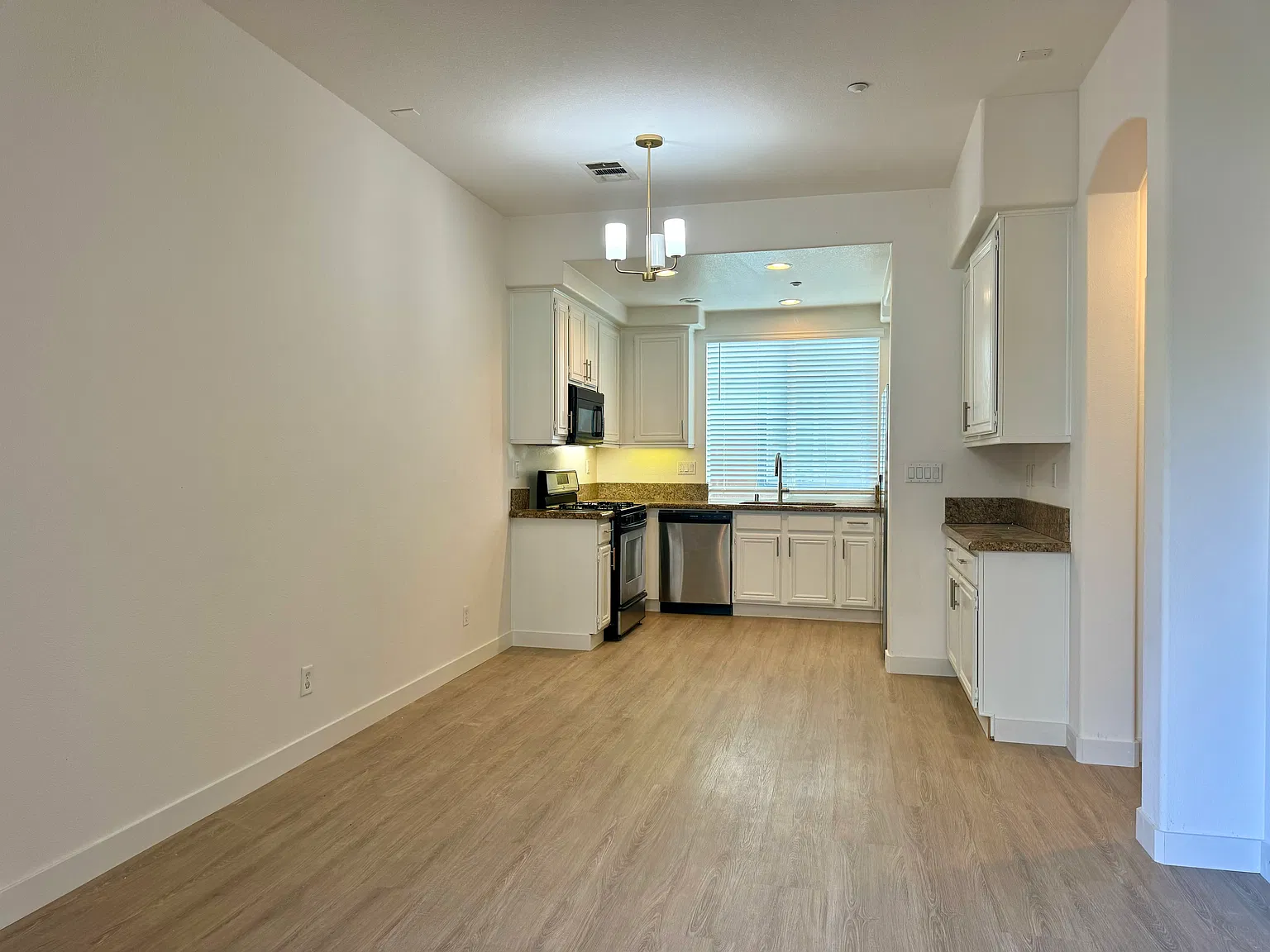 3 bed, 1279 sqft, $3,850 — Photo 2