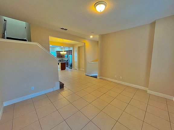 4th image of 821 Lobelia Dr