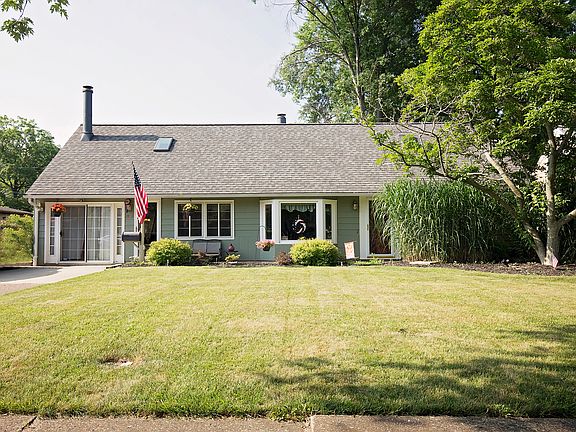 2nd image of 4920 Beachwood Dr