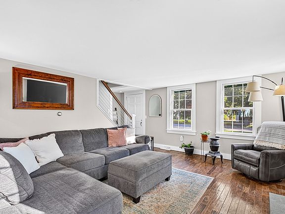 3rd image of 128 Bayridge Ln