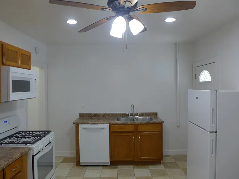 7401 W Addison St — Photo 15