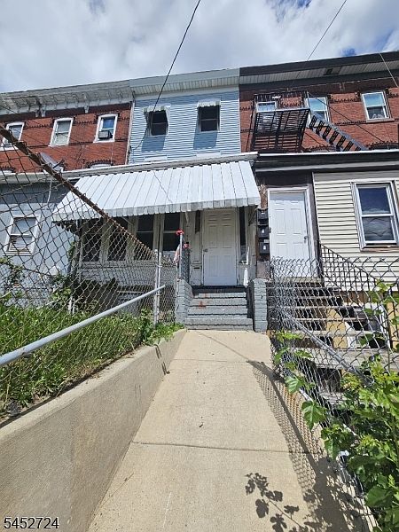 1st image of 302 Pennington Ave