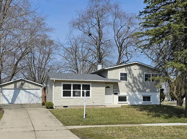 18570 W Pamela Pl, Gurnee, IL 60031