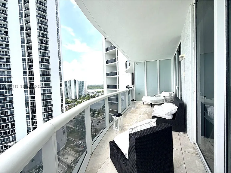16001 Collins Ave #1402 — Photo 4