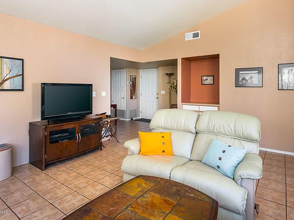 4th image of 221 E Highcourte Ln