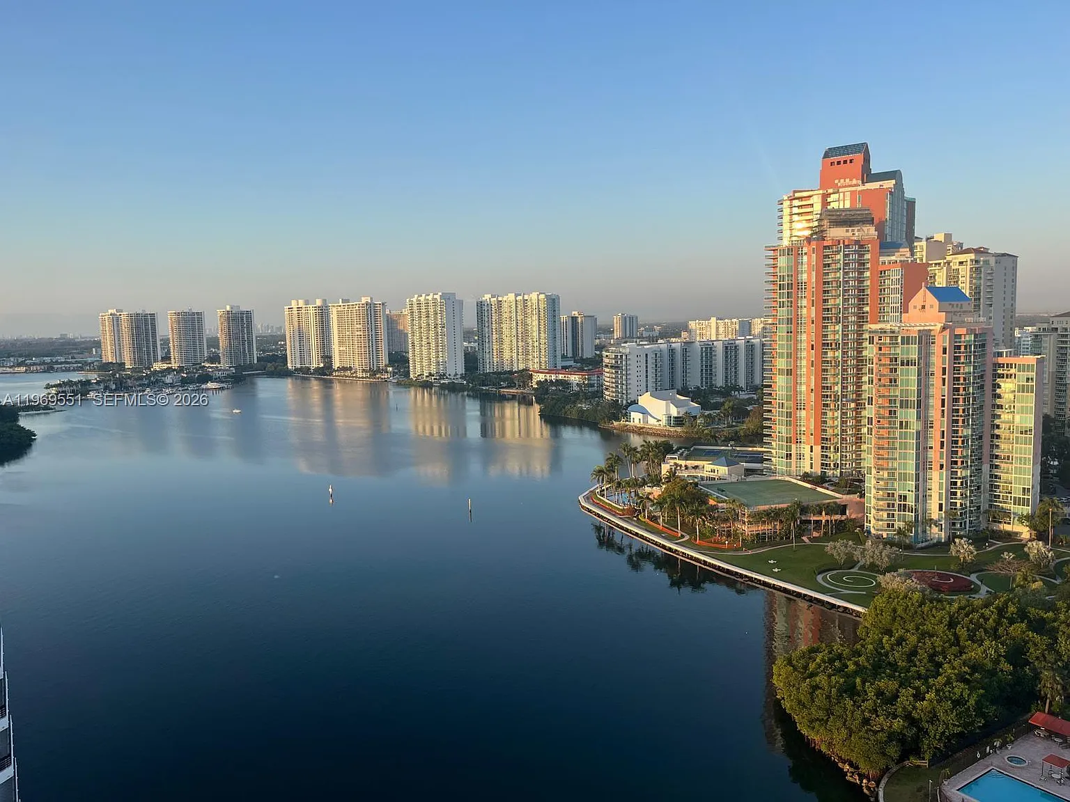 Mystic Pointe Tower 500 C — Photo 2