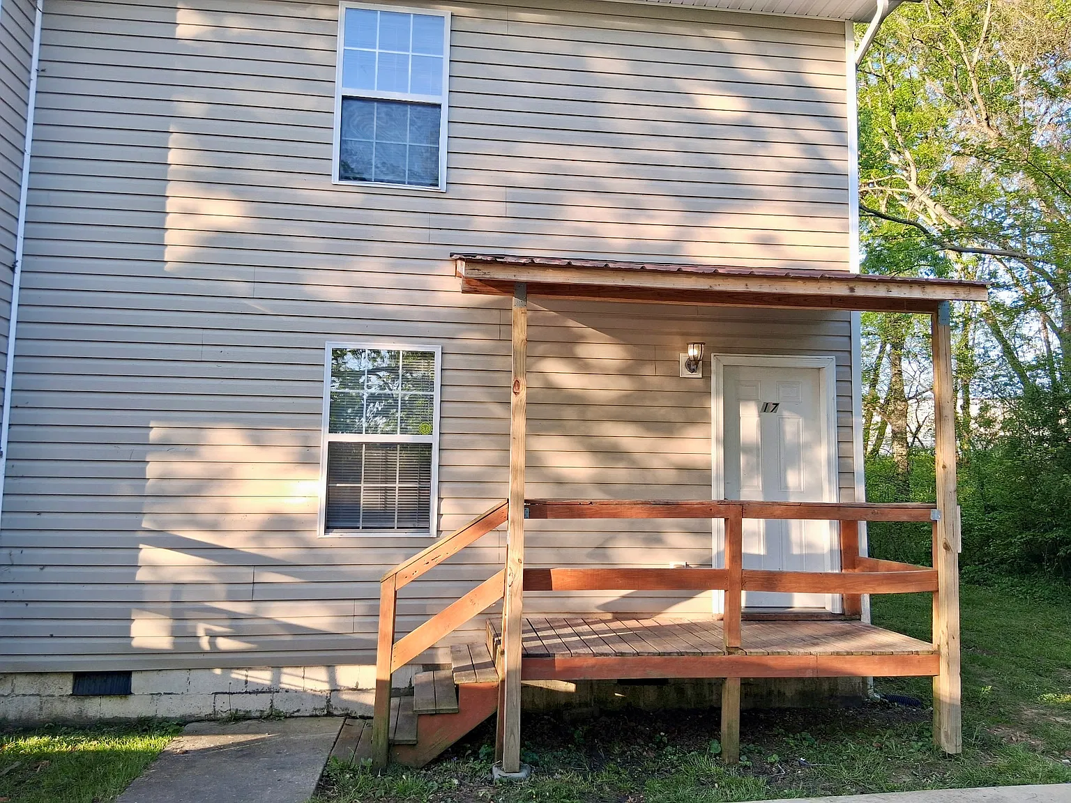 3 bed, 1.5 bath, 1200 sqft, $1,100 — Photo 1