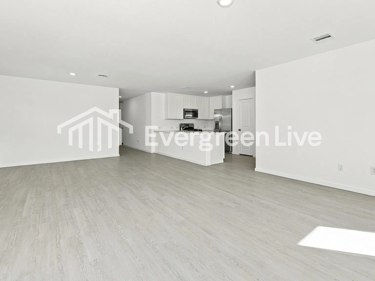4 bed, 2.0 bath, 1667 sqft, $1,595 — Photo 2