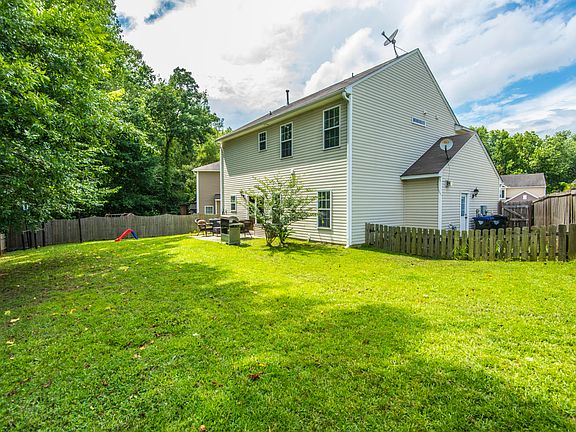 3rd image of 219 Chipping Sparrow Dr