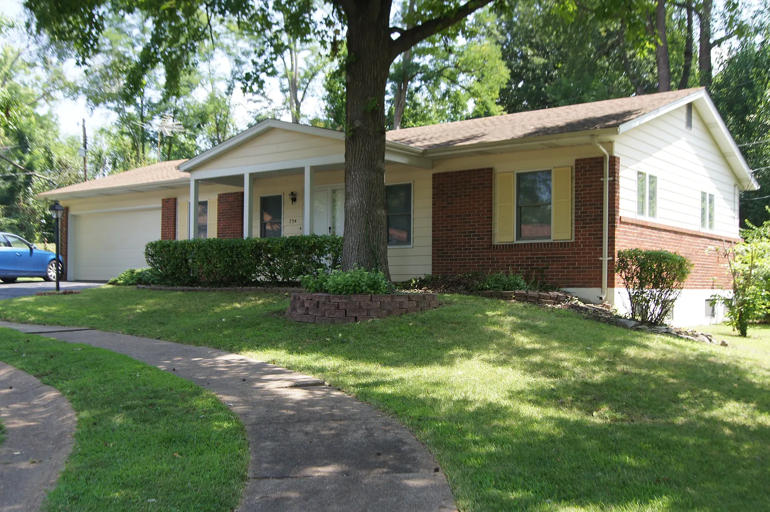734 Larkin Ave photo 1