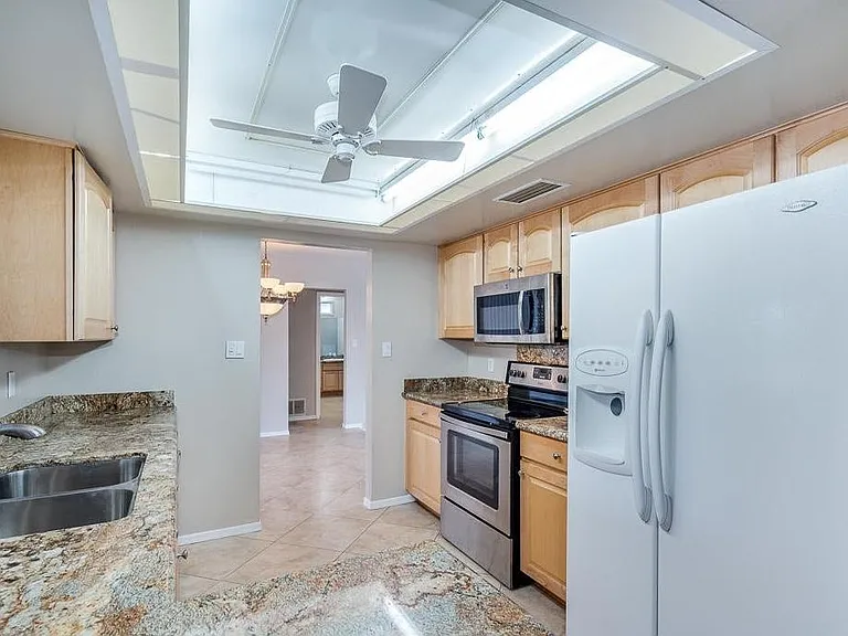 2439 E Del Rio Dr — Photo 26