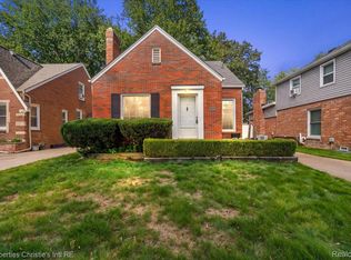 1544 Hampton Rd, Grosse Pointe Woods, MI 48236