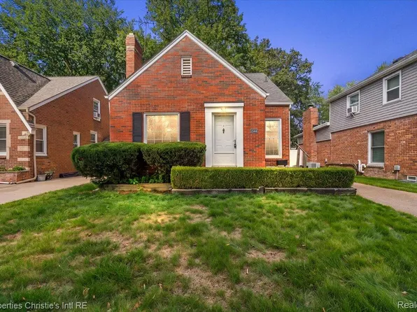 1544 Hampton Rd, Grosse Pointe Woods, MI 48236