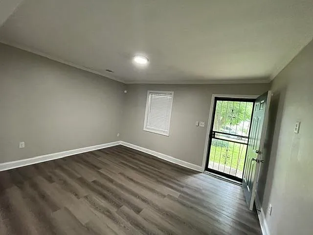 3 bed, 2.0 bath, 1949 sqft, $1,300 — Photo 2