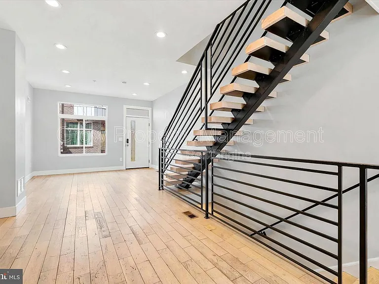 1730 Ingersoll St — Photo 4