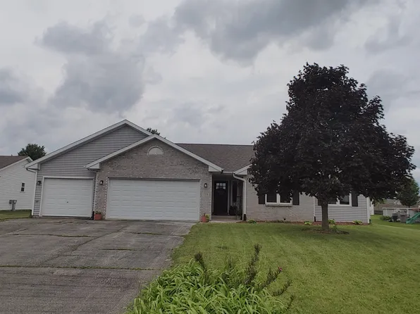 738 Golden Prairie Dr, Davis Junction, IL 61020