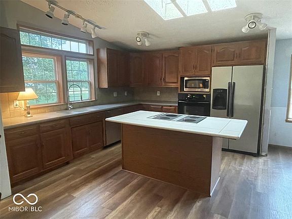 3rd image of 1227 Holmes Rd