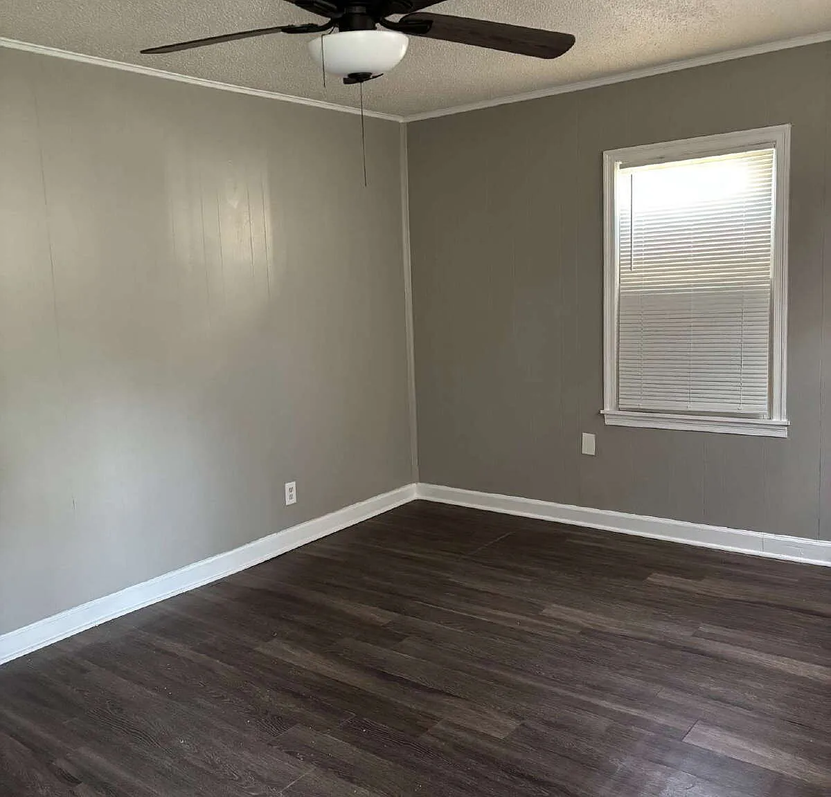 3 bed, 1.0 bath, 1014 sqft, $1,050 — Photo 2