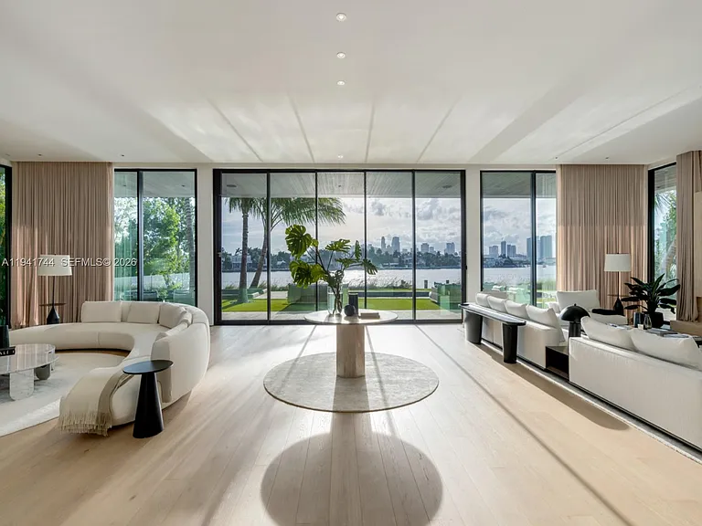 28 W Dilido Dr — Photo 2