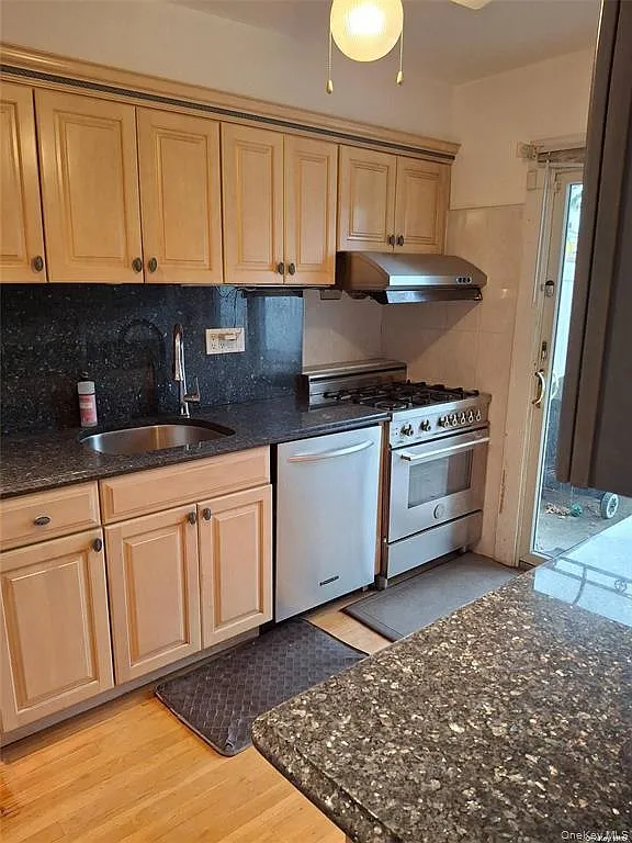 3 bed, 2.5 bath, 1828 sqft, $4,100 — Photo 2