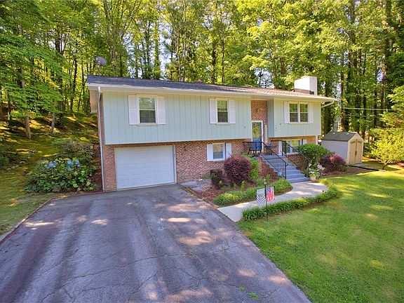 2nd image of 104 Laurel Ln