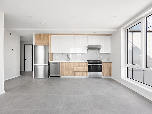3rd image of 13277 Metropolitan Ave #6E
