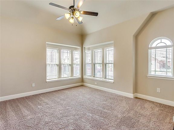 3rd image of 524 Eastbrook Dr