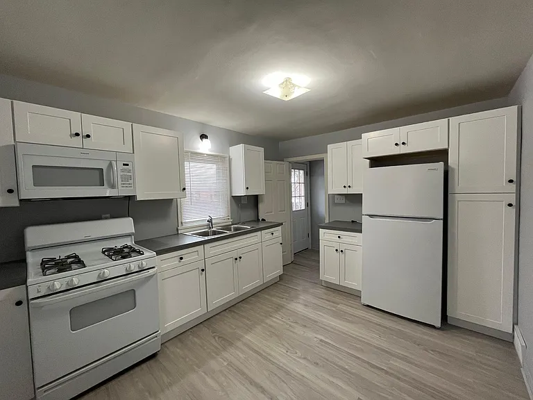 560 W North St — Photo 2