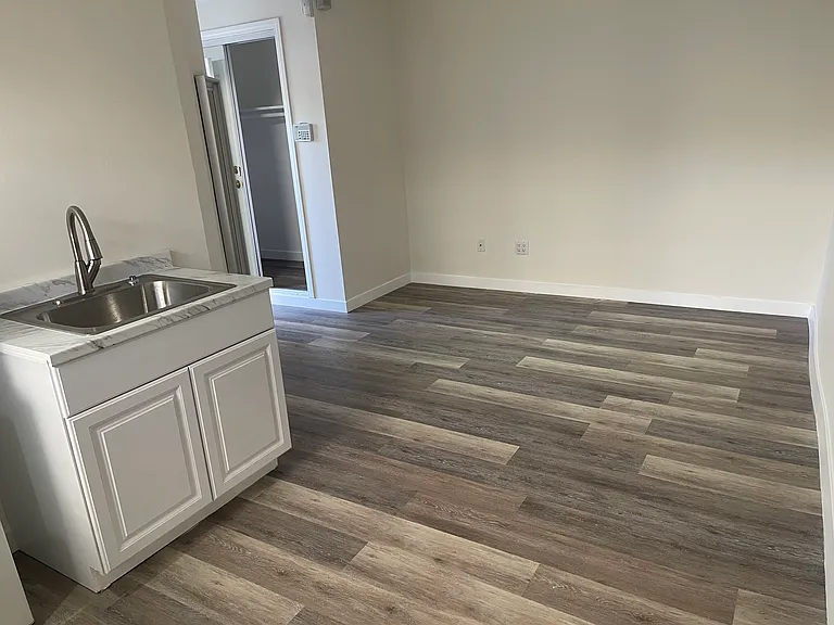 341 S Maple Dr — Photo 2