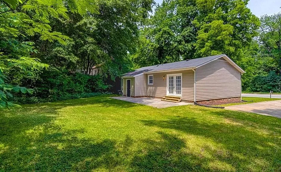 409 W Vandalia Rd — Photo 4