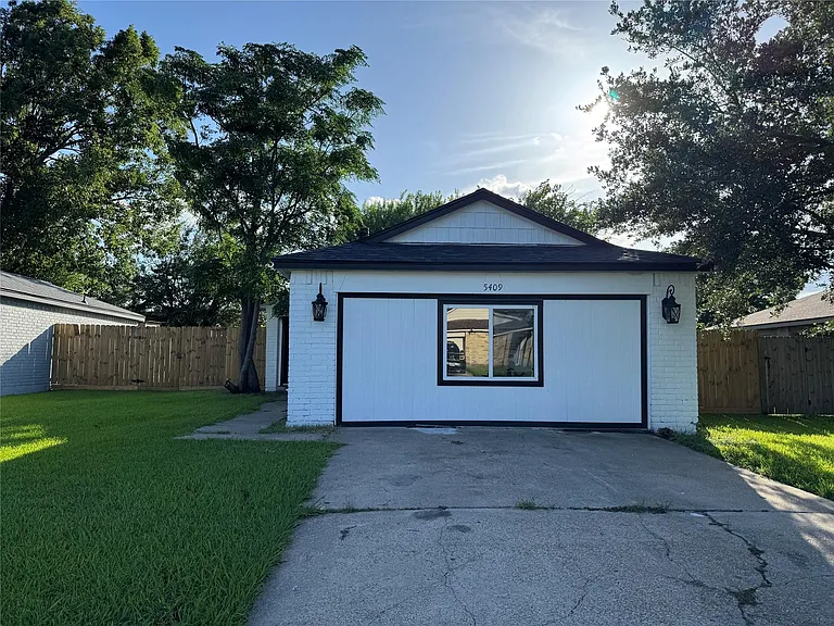 5409 Deborah Ln — Photo 1