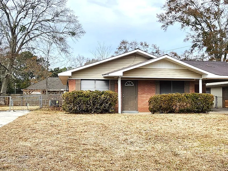 212 Maple Dr — Photo 2