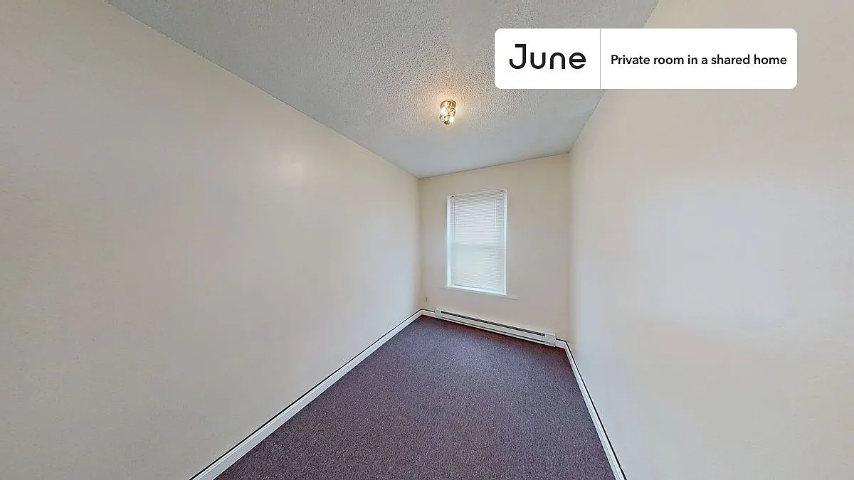 Queen bedroom in 3 bed/1 bath home in South End #1885 A — Photo 2