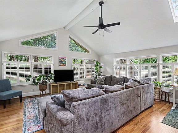 4th image of 905 Homewood Ct