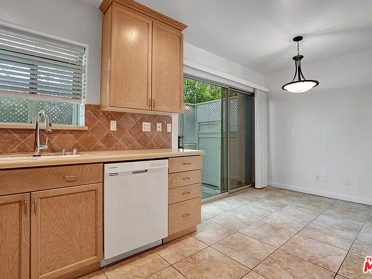 14101 Dickens St #10 — Photo 15