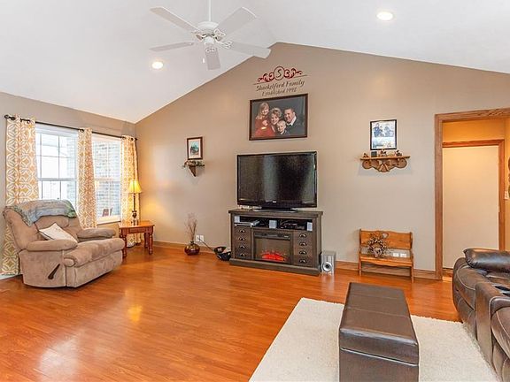 3rd image of 923 S Creek Dr W