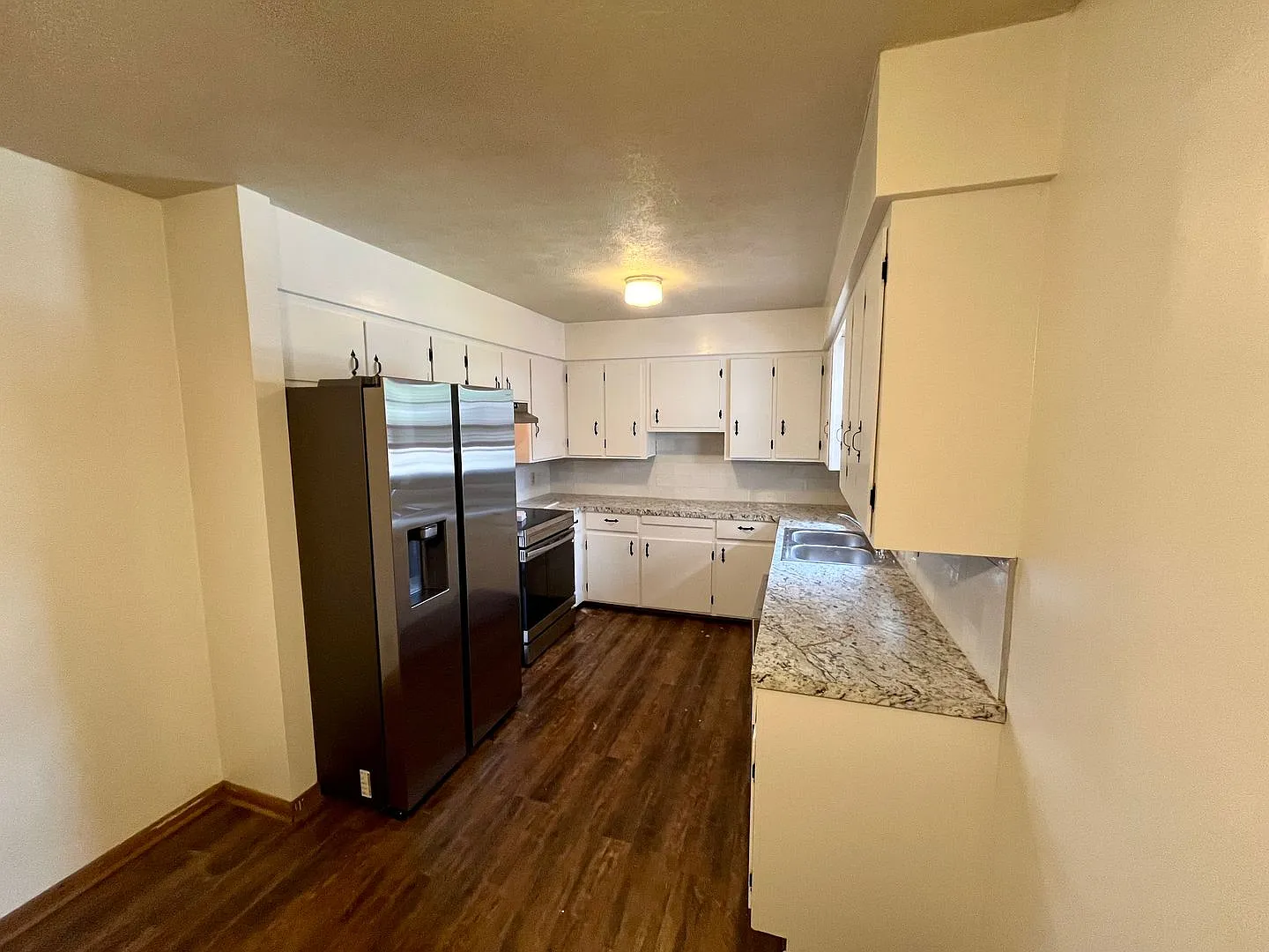 3 bedroom 1.5 bathroom with updated kitchen located in E Side of Springfield — Photo 4