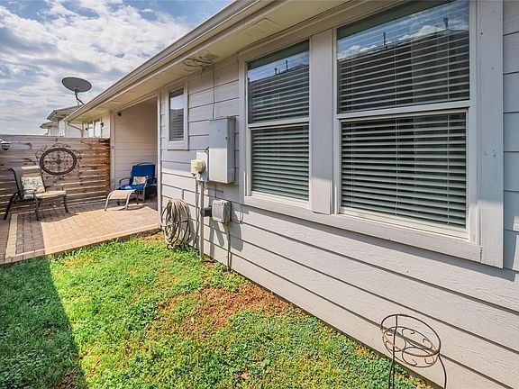 5th image of 2915 Meadowglen Crst