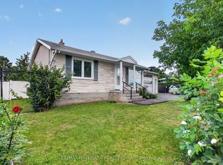 1125 Kenaston St, Ottawa, ON K1B 3P1