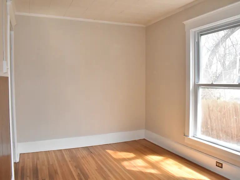 472 Coffeen St — Photo 8
