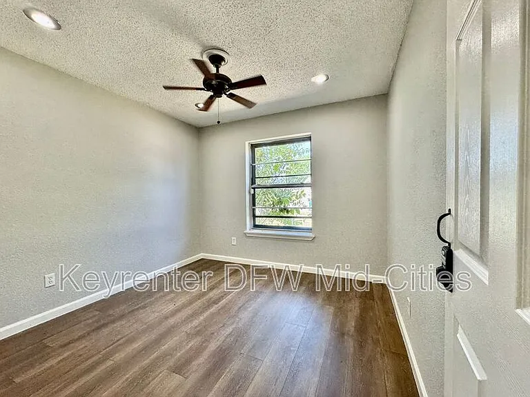 2801 Clearbrook Dr — Photo 12