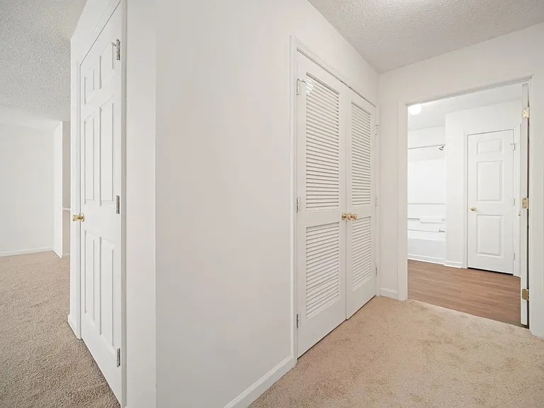 Amesbury Apartments — Photo 34