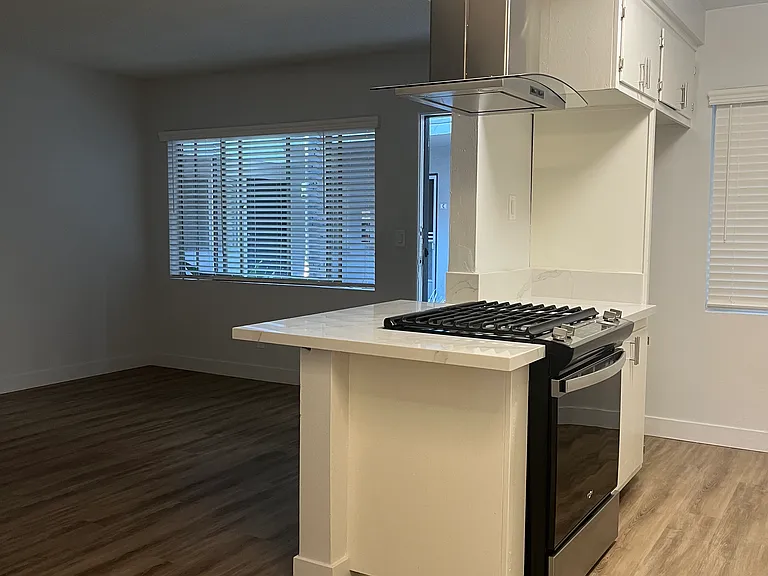Chateau Apartments — Photo 8