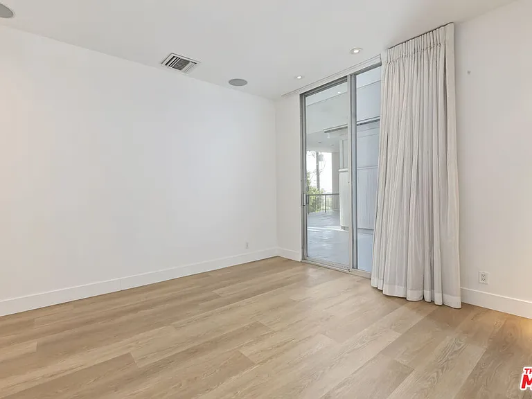 1100 Alta Loma Rd — Photo 20
