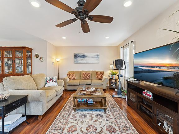 5th image of 333 E Cos Cob Dr