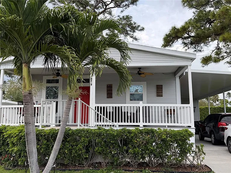 4219 Royal Manor Blvd #HOUSE — Photo 1