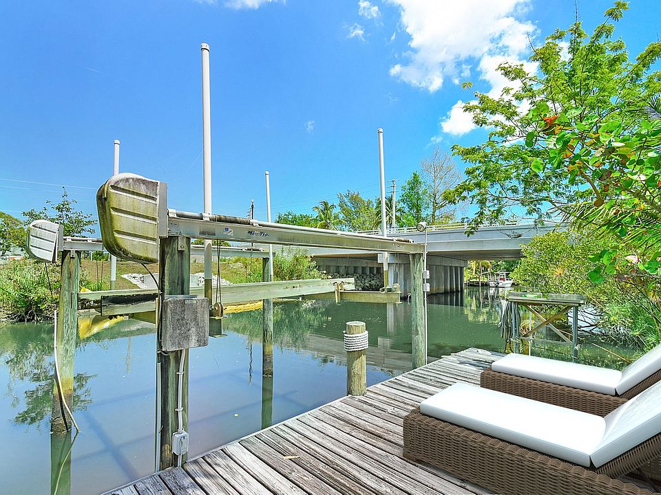 1st image of 689 SE Whitmore Drive