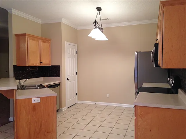 4 bed, 2.0 bath, 1791 sqft, $2,450 — Photo 2